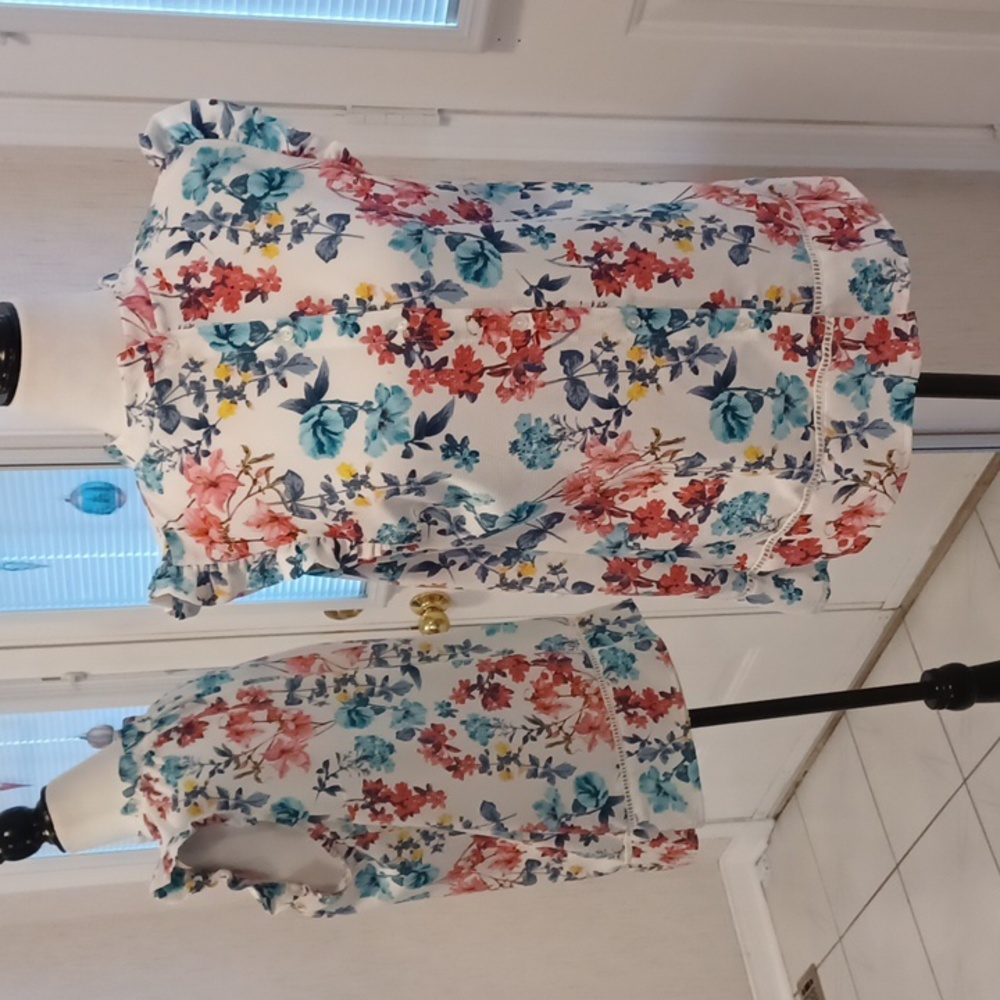 Free Add-on Floral Blouse With Ruffled Cap Sleeves - Size Large